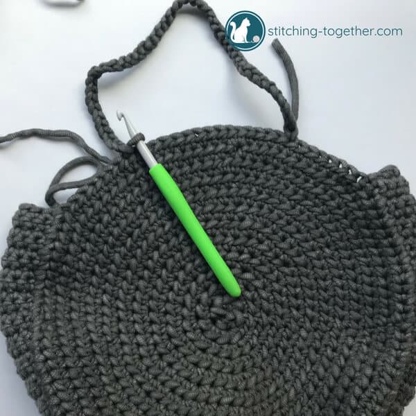 Easy Round Crochet Bag - Free Pattern + Tutorial